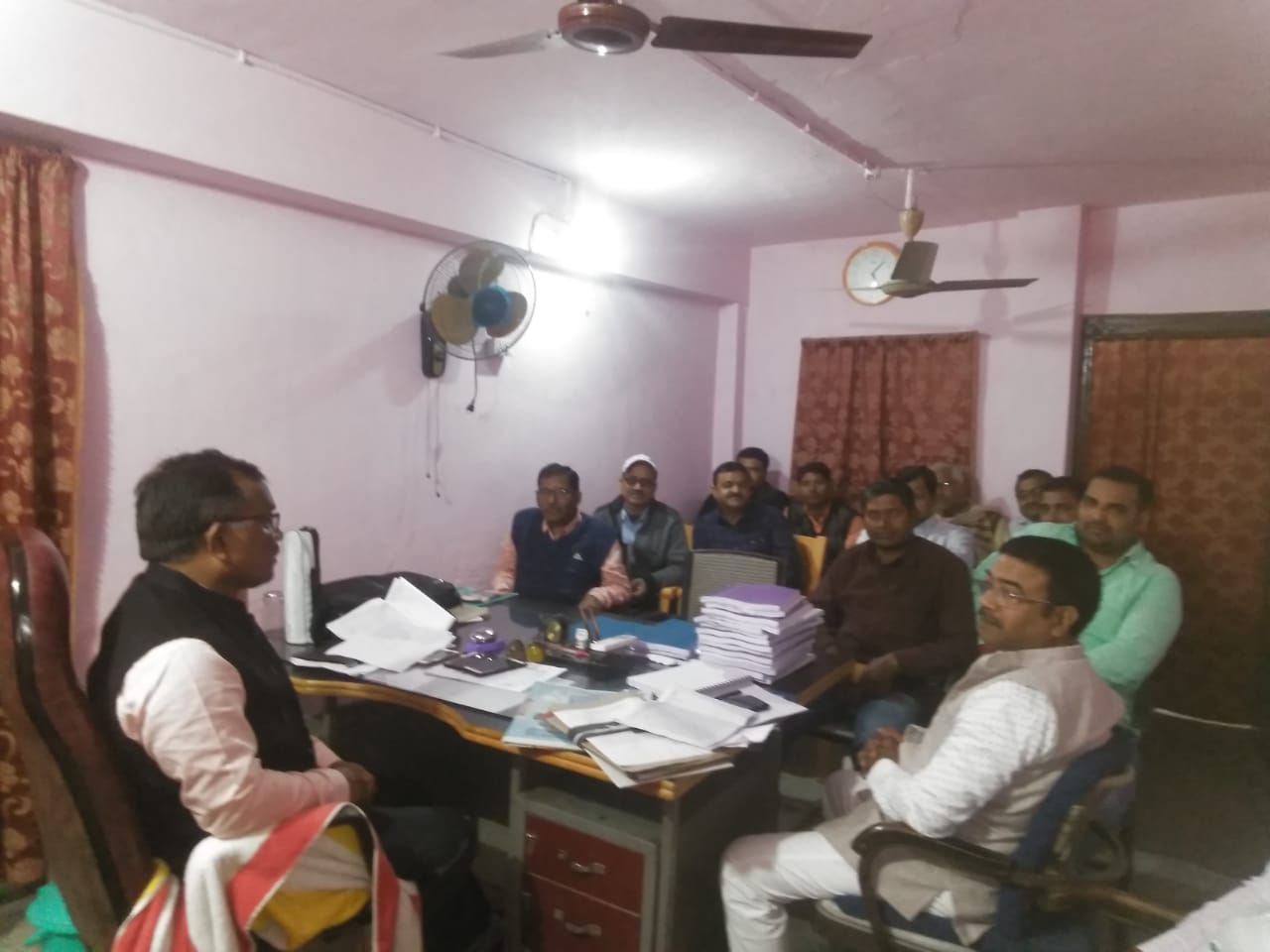बेतिया।अनुरक्षण मद योजना से सड़के होंगी चकाचक - अधीक्षण अभियंता।।