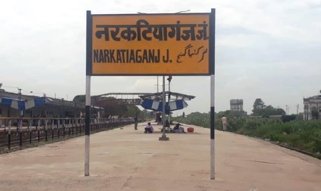 नरकटियागंज।स्टेशन पर गुजर जाती पूरी रात, अभी यात्रियों को करना पड़ेगा इंतजार।।
