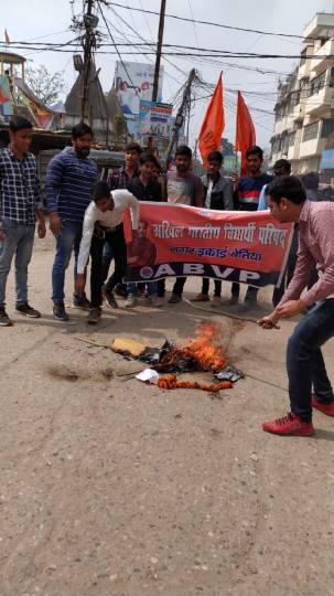 बेतिया। नगर के सोआबाबू चौक पर अखिल भारतीय विद्यार्थी परिषद की बेतिया इकाई ने बिहार सरकार के शिक्षा मंत्री कृष्णनंदन वर्मा का पुतला फूंका।...