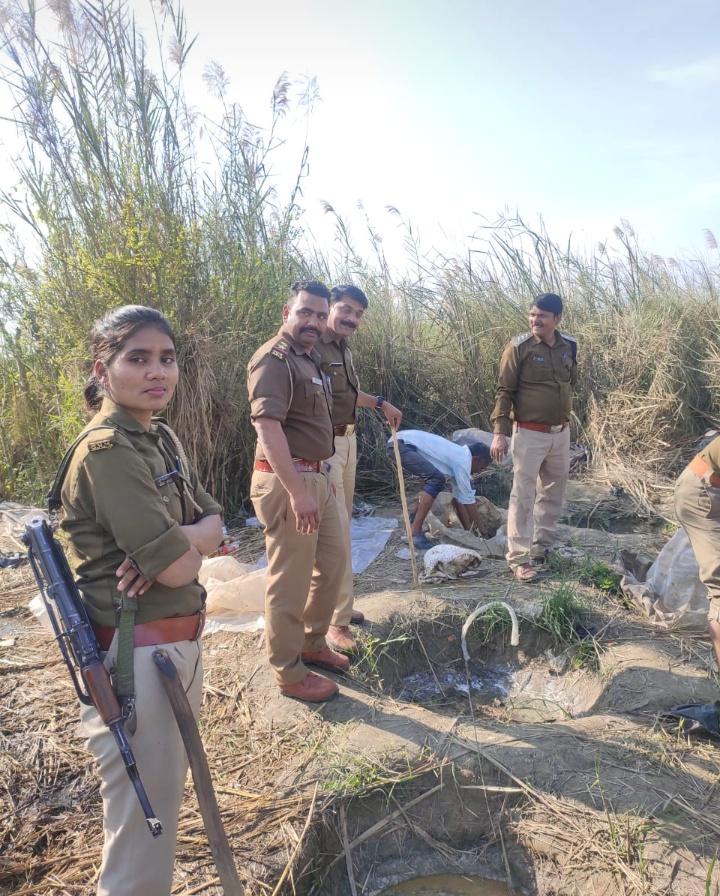 निघासन क्षेत्र में शराब माफियाओं पर चला आबकारी विभाग का हंटर