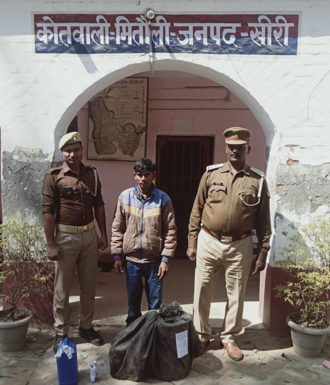 मितौली उपनिरीक्षक रामवीर सिंह ने हमराही पुलिस बल के साथ पीपल झाला निवासी अशोक कुमार 10 लीटर अवैध शराब के साथ गिरफ्तार कर भेजा जेल