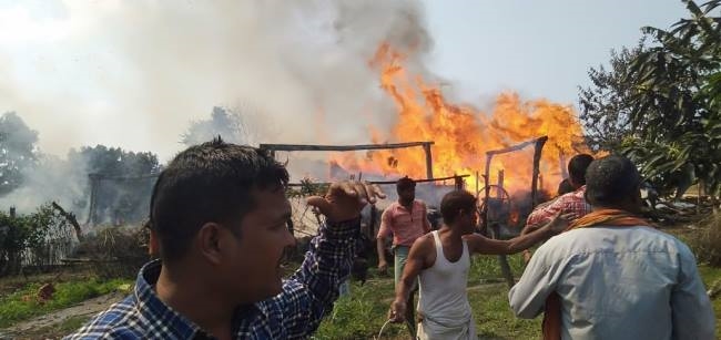 पश्चिमी चंपारण। नौरंगिया के दरदरी पंचायत के वार्ड संख्या 15 मिश्रौलिया मे शार्ट सर्किट से आग लग गई। जिससे आधा दर्जन घर जलकर राख हो गए।