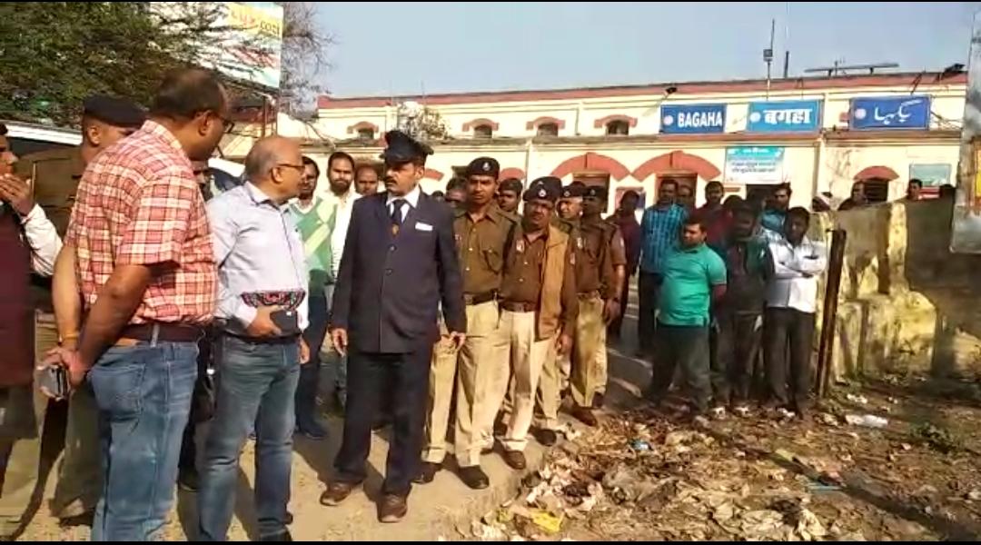 डीआरएम ने बगहा रेलवे स्टेशन का किया औचक निरीक्षण।गंदगी देख स्टेशन अधीक्षक को लगाया फटकार।