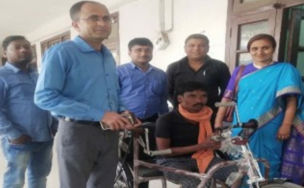 एसडीओ ने दिव्यांगों को दिया हस्तचालित रिक्शा।।