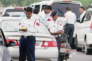यूपी में बदली ट्रैफिक पुलिस की वर्दी, खाकी की बजाए पहनेंगे नीली पैंट