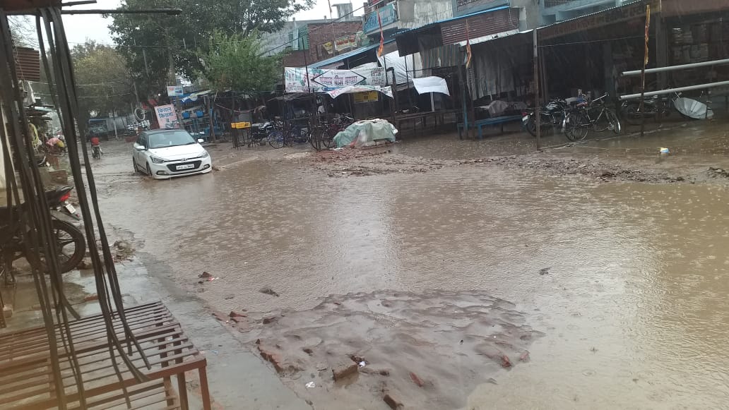 मौसम का बदला मिजाज रास्तों पे पानी भरने से लोगों का निकलना हुआ मुश्किल