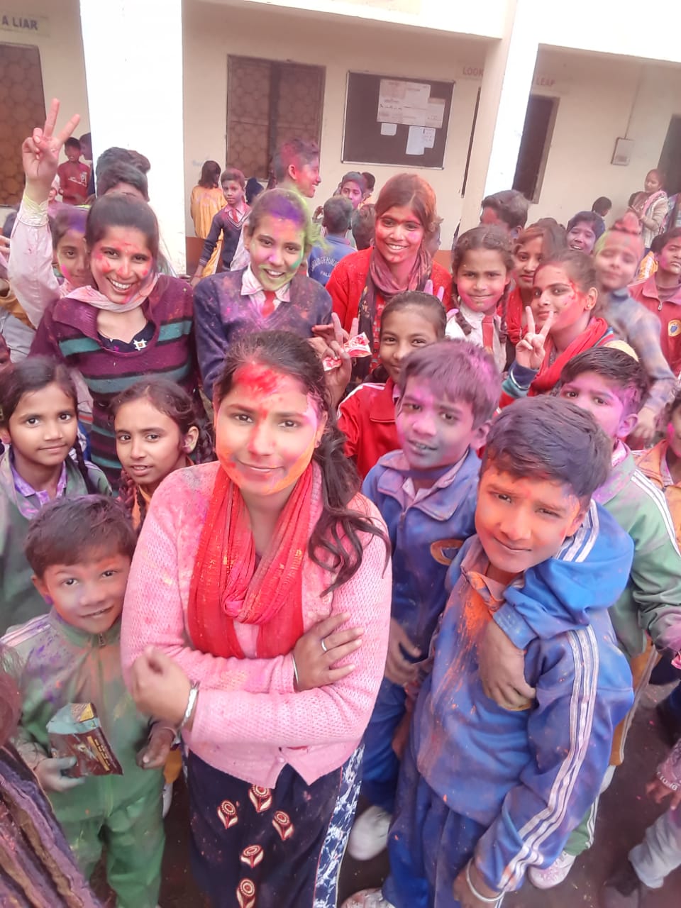 कैंब्रिज पब्लिक स्कूल में होली छुट्टी से पूर्व विद्यालय में होली बहुत ही धूमधाम से मनाई गई