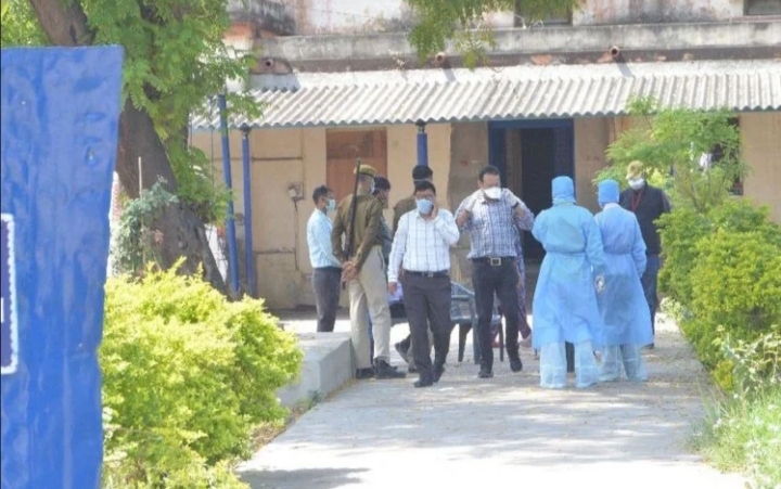 आगरा में कोरोना के इलाज में रोड़ा बनी युवती और पिता के खिलाफ केस दर्ज