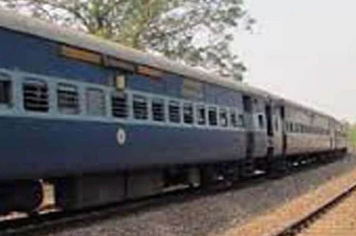 मामूली विवाद में दबंगों ने दो युवकों को चलती ट्रेन से नीचे फेंका, हालत गंभीर / ब्यूरो रिपोर्ट राधेश्याम गुप्ता