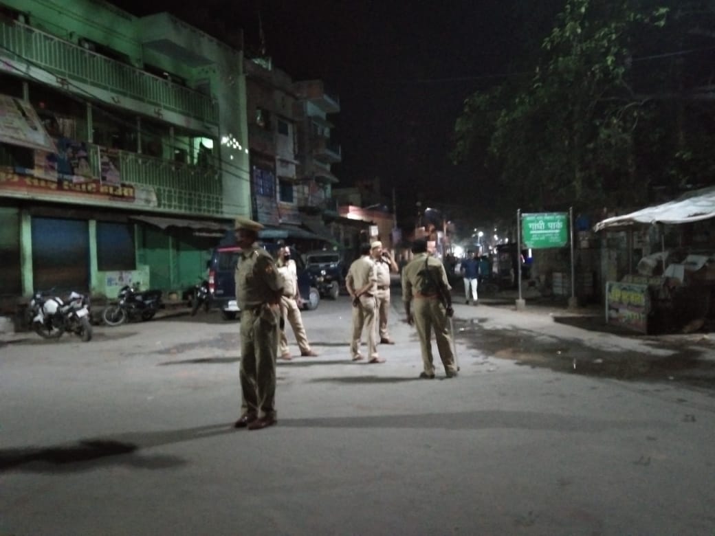 सिंगाही बस स्टैंड पर आने जाने वाले वाहनों को किया गया चेक