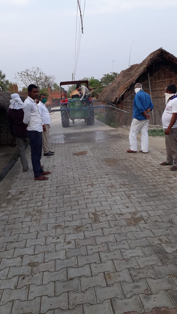 अधिकारी व खंड विकास अधिकारी के निर्देश पर ग्राम प्रधान यशपाल सिंह बोधिया कला ब्लीचिंग पाउडर मिट्टी का तेल मिश्रण करा कर गली-गली और नालियों में छिड़काव क