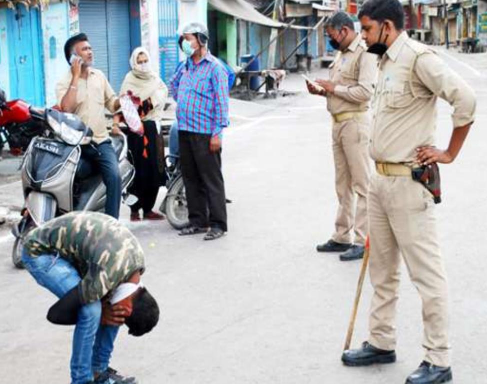  अचलताल पर पुलिस ने रोका तो युवक ने मुर्गा बन कर मांगी माफी