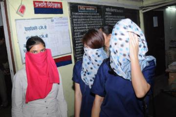 मसाज पार्लर की आड़ में सेक्स रैकेट का पर्दाफाश     