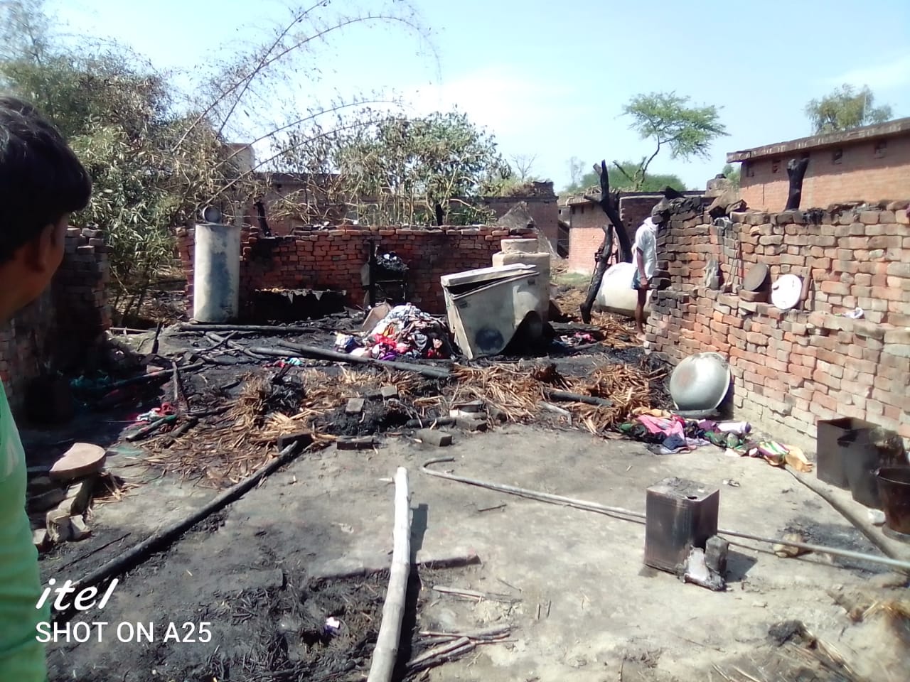 बेला पुरवा गांव में लगी भीषण आग आग में जले दर्जनों घर