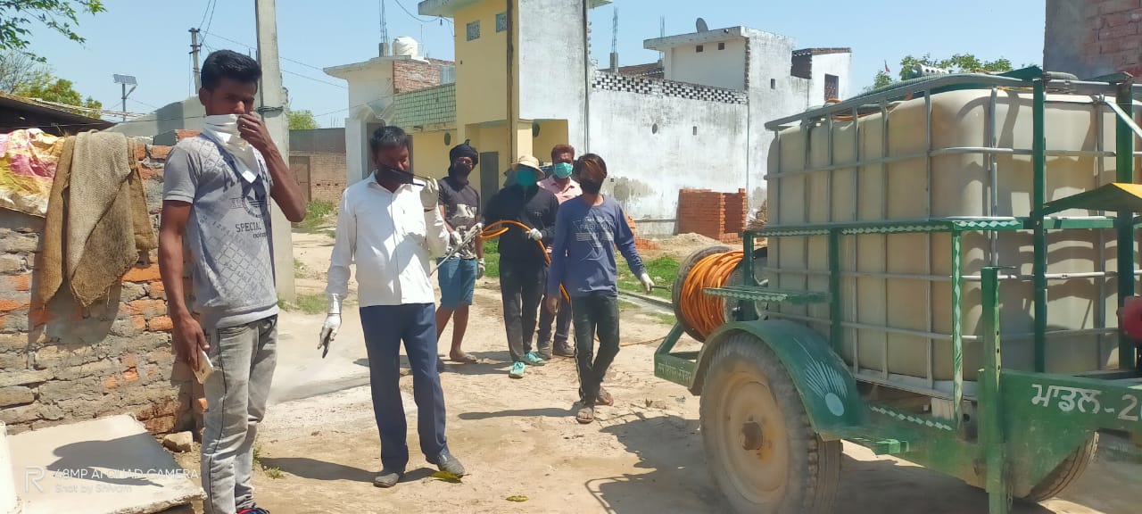 निघासन ग्राम पंचायत में किया जा रहा दूसरे दिन भी दवा का छिड़काव