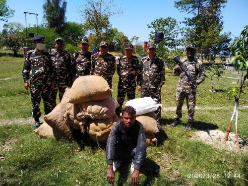 बहराइच बॉर्डर पर भारी मात्रा में पाकिस्तानी छुआरा बरामद,।