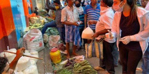 वायरल फ़ोटो::जब ग्लव्स और मास्क पहनकर आम इंसान की तरह सब्जी खरीदने के लिए बाजार निकली TMC सांसद नुसरत जहां।