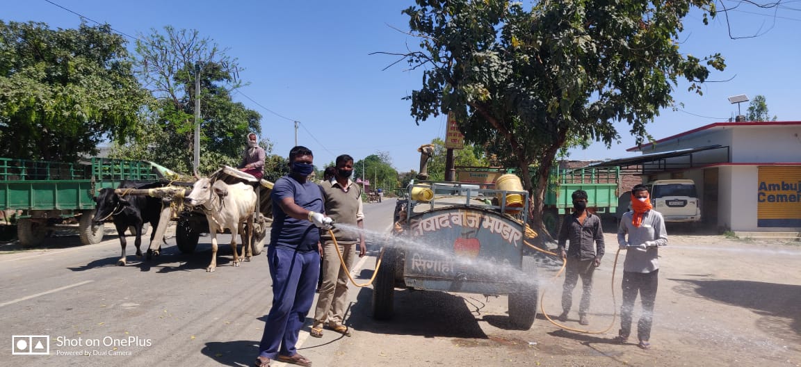 मोतीपुर प्रधान ने किया सैनिटाइजर का छिड़काव