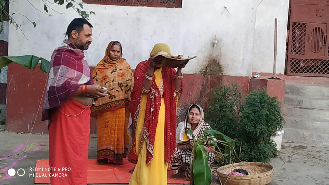 चैत्र नवरात्र में छठ करने वाले व्रतियों ने दिया उगते सूर्य का अर्घ। ।