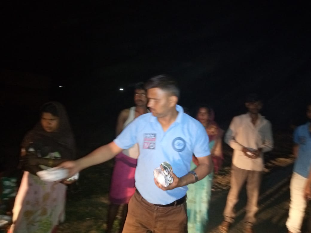 रवि गुप्ता फिर बांटे मार्क्स जरूरतमंदों को खिलाया खाना