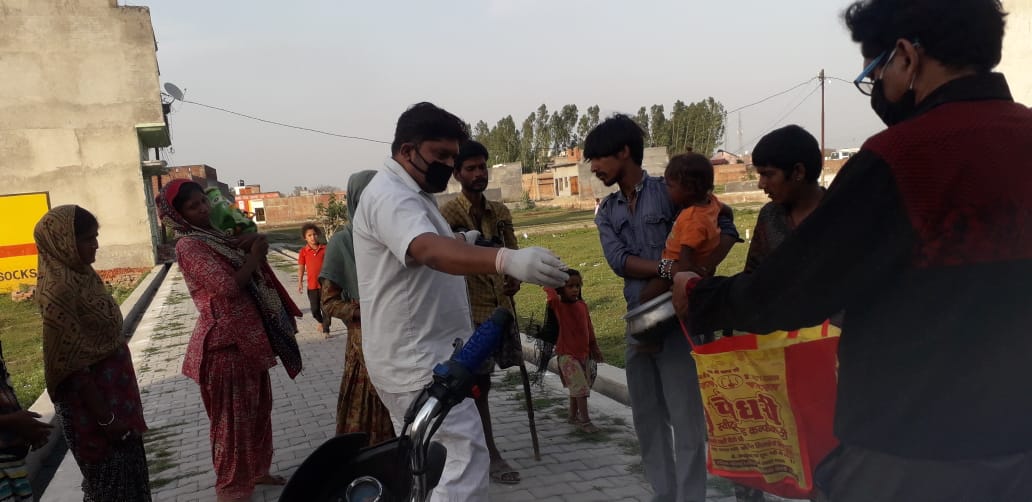 रवि गुप्ता फिर बांटे मास्क और जरूरतमंदों को दी खाघ सामग्री