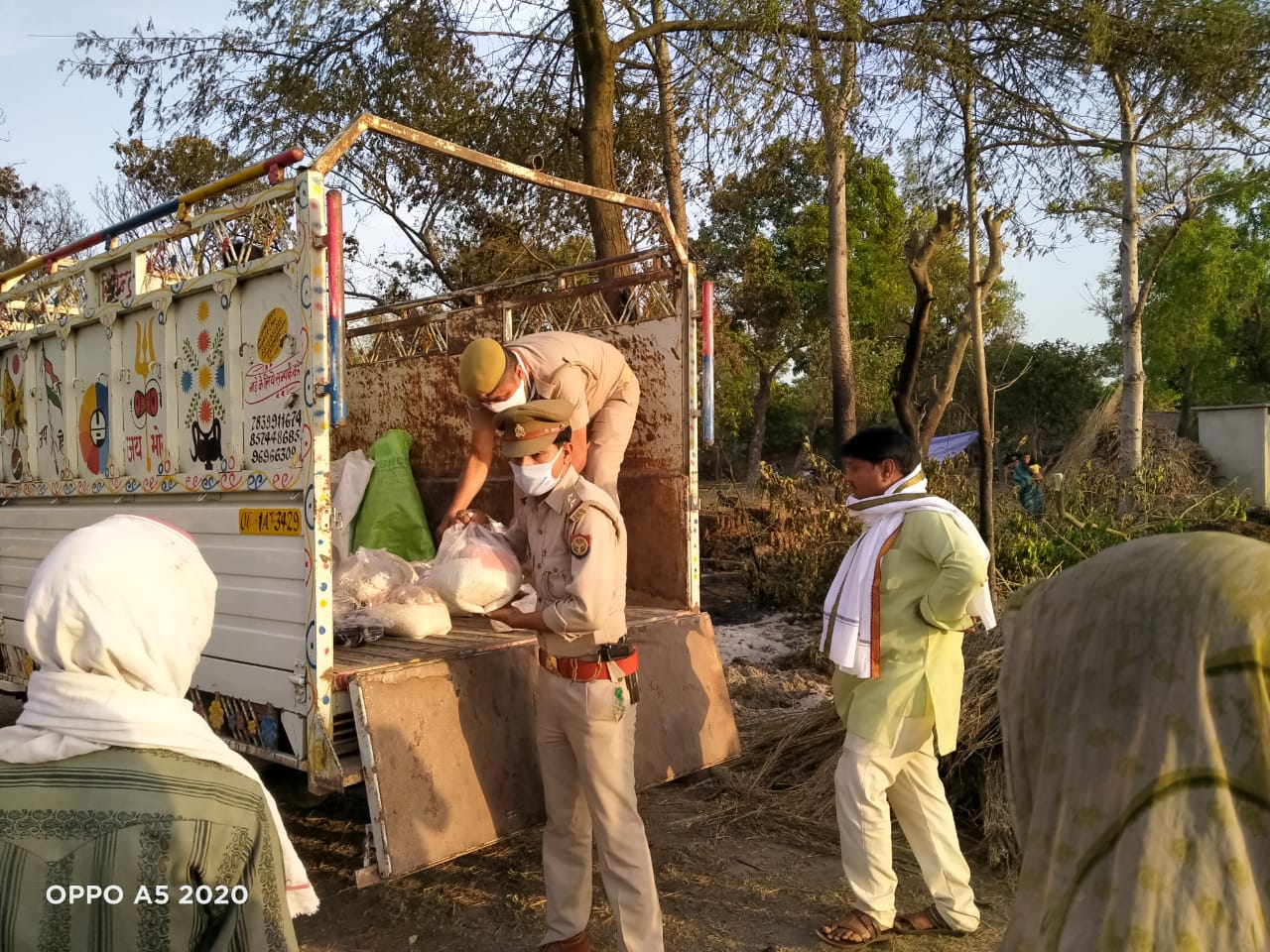 निघासन क्षेत्र के गांव नरेंद्र नगर बरेली में लगी भीषण आग