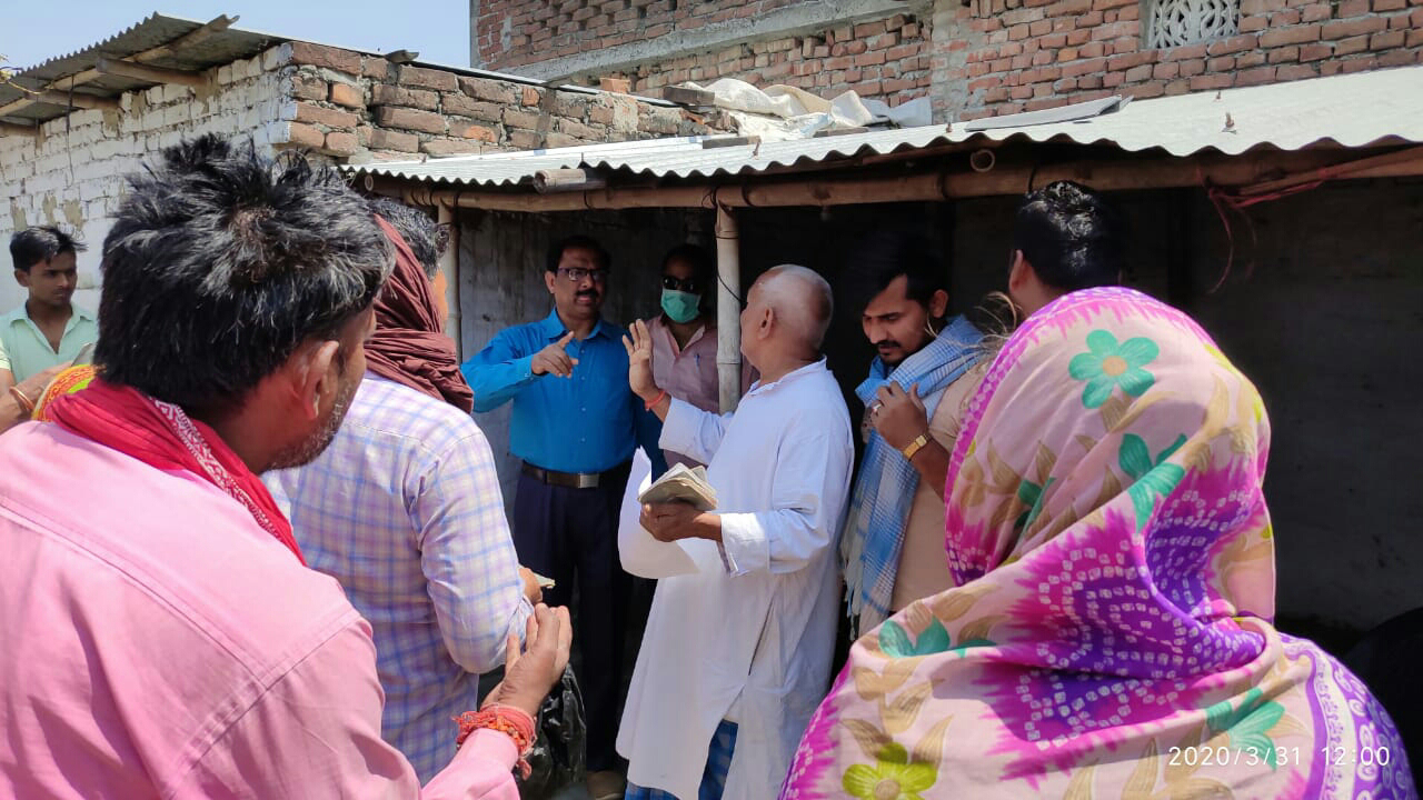 बगहा के चौतरवा थाना अंतर्गत रतवल में जन वितरण प्रणाली दुकानदार द्वारा लाभुको के साथ कालाबाजारी करने को लेकर बगहा वीडियो ने डीलर को लगाई फटकार।