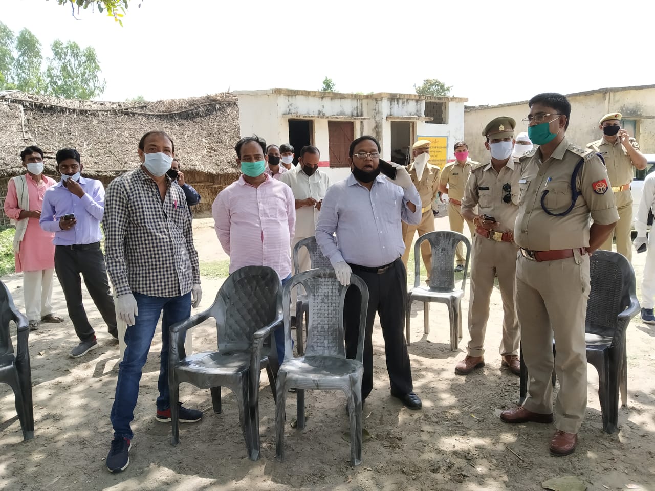 कोरोना वायरस की महामारी को देखते हुए ढखेरवा नानकार के प्राथमिक स्कूल में बाहर से आए हुए मजदूरों का स्वास्थ्य विभाग के द्वारा किया गया स्वास्थ्य परीक्ष