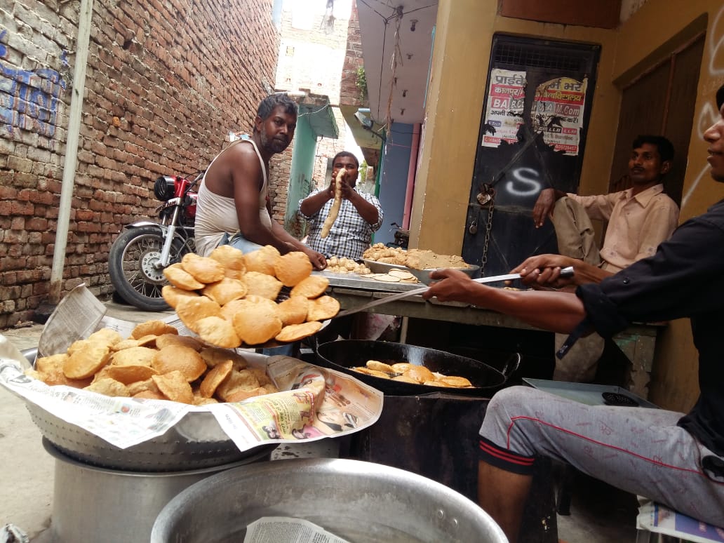 लाक डाउन के चलते श्री कृष्णा फाउंडेशन ने जरूरतमंदों को खाने की पैकेट भेंट की
