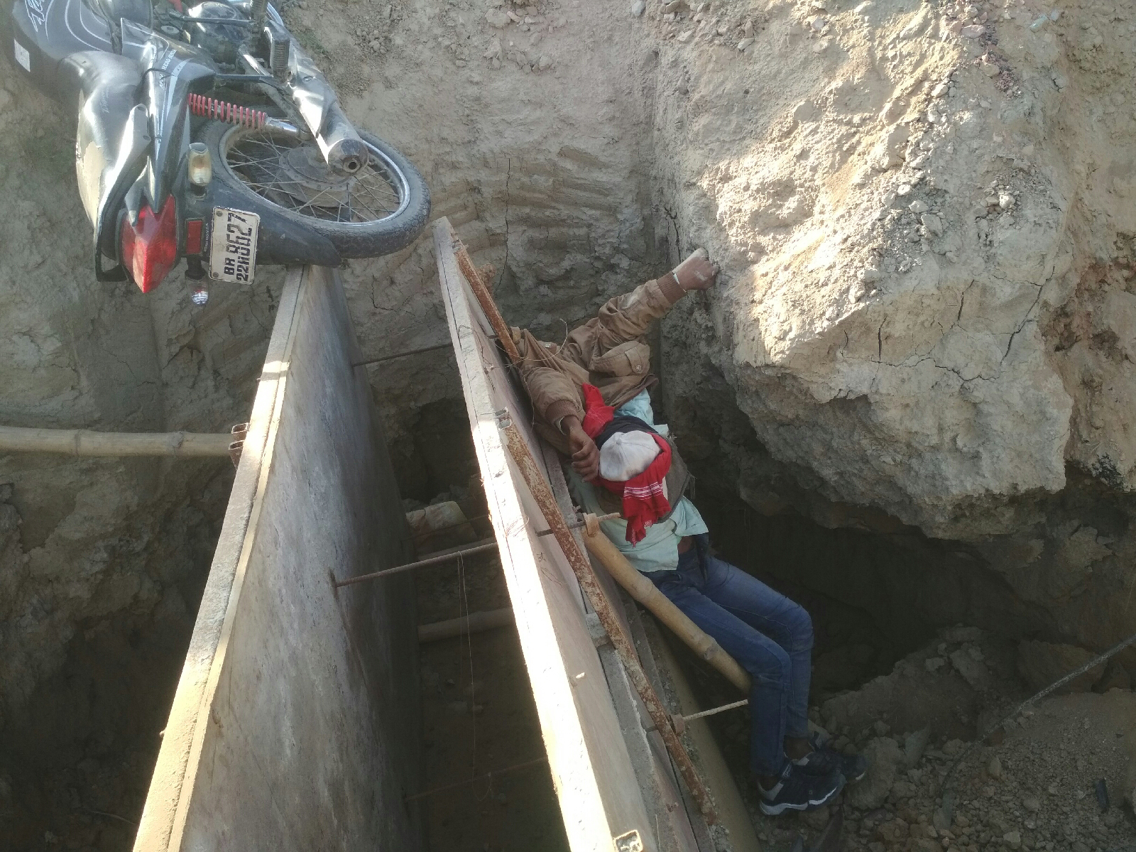 बगहा:- NH 727 बगहा बेतिया मुख्य मार्ग के छुटकी पट्टी के पास सड़क निर्माण के लिए बन रहा पुलिया के गड्ढे में बाइक सवार के गिरने से हुई मौत