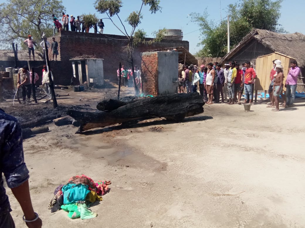 खाना बनाते समय लगी दो घर मैं आग सारा सामान जलकर हुआ राख