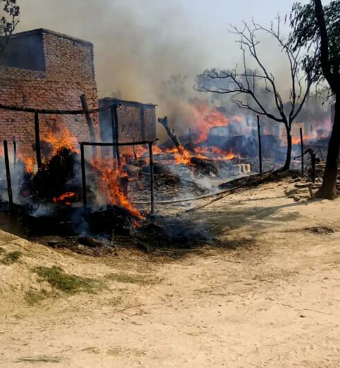 बिजली की शॉट शर्किट से लगी आग के तांडव में छः घर जलकर राख,में तब्दील।।