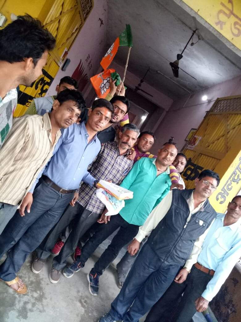 भाजपाइयों ने मनाया पार्टी का 40 वा स्थापना दिवस सोशल डिस्टेंस  का किया पालन।