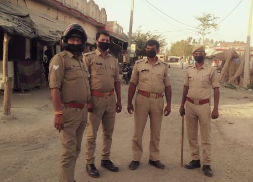  तेरहवें दिन लॉक डाउन का पूर्णतया दिखा पालन।