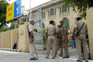 रेप के मामले में पुलिस द्वारा कार्रवाई नहीं किए जाने से क्षुब्ध परिवार ने की विधानसभा के सामने आत्मदाह की कोशिश