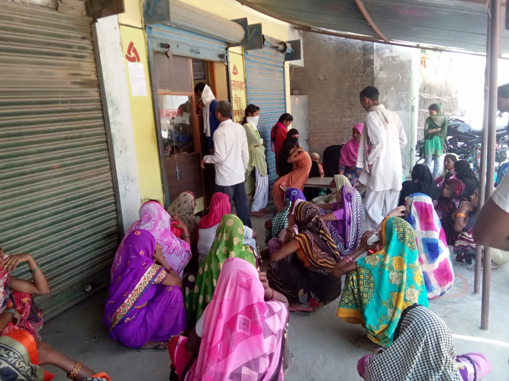 लाक डाउन की धज्जियां उड़ती नजर आ रही हैं लाक डाउन चलते कस्बे के ग्राहक सेवा केंद्र पर उमड़ी भीड़ प्रधानमंत्री जनधन खाता की