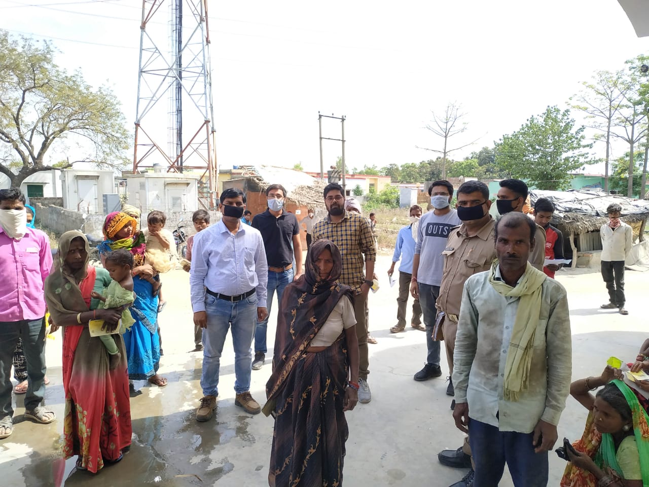 इलाहाबाद बैंक शाखा प्रबंधक पतिया खीरी की नई पहल लाउडस्पीकर के माध्यम से कोरोना वायरस के संबंध में लोगों को किया जागरूक