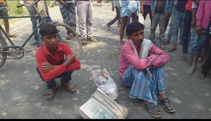 प्रतिबंधित गौ मांस के साथ दो युवको को ग्रामीणों ने धर दबोचा।।