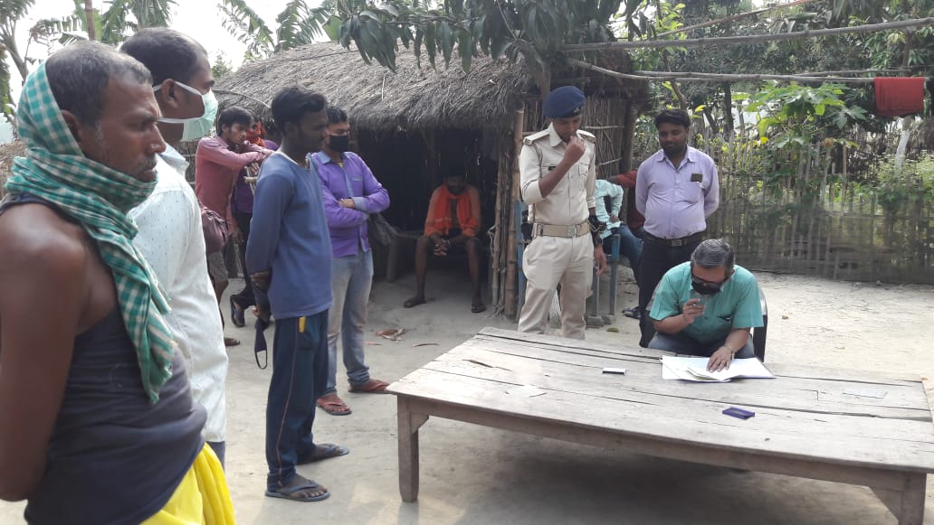 डीएम के आदेश पर उप समाहर्ता द्वारा जन वितरण दुकान जाँच करने पर अनियमितता उभरकर आई।।
