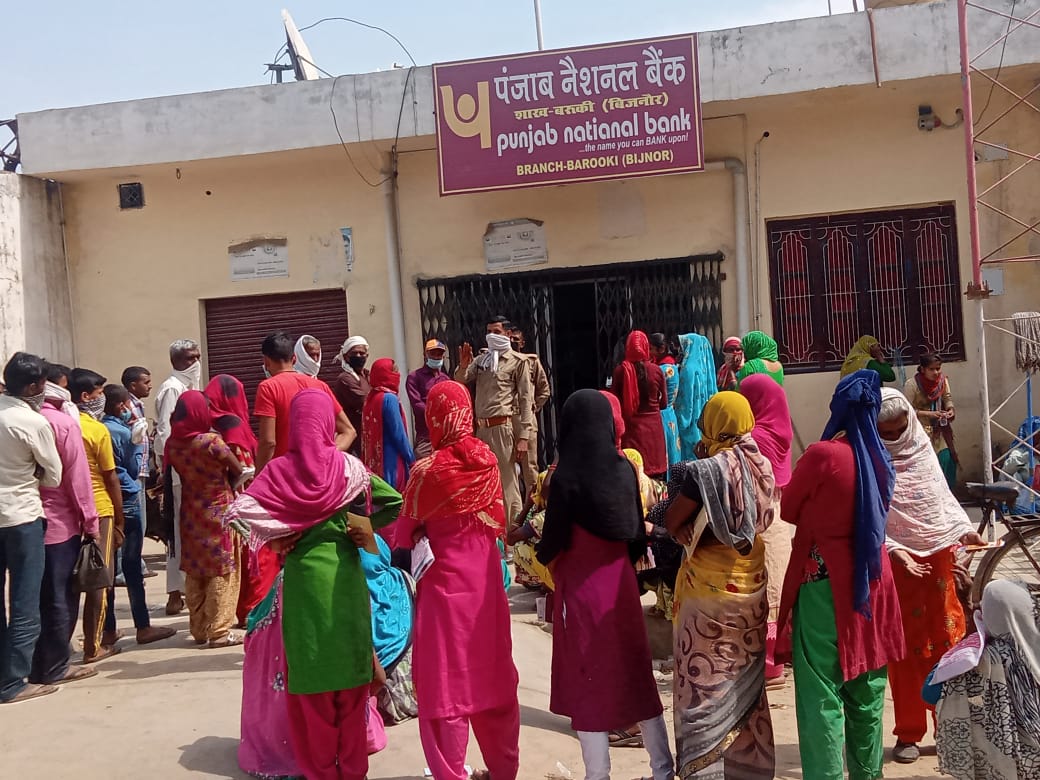 बैंको व बैंक मित्रो के कार्यालयों पर भारी भीड़: लॉकडाउन व सोशल डिस्टेंसिग की उड़ रही धज्जियॉ