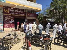बैंक खुलने से दो घंटे पहले ही बैंकों के बाहर लग जाती है लाइन