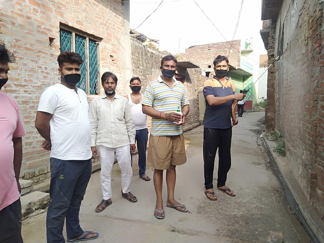भाजपा नेता द्वारा गली व सड़कों  में कराया सैनिटाइजर का छिड़काव 