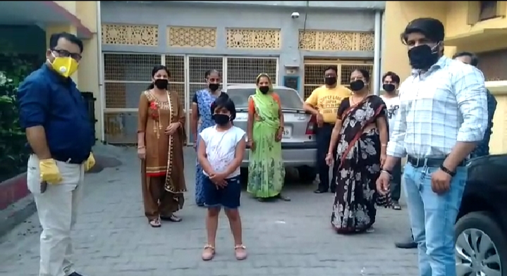 कोरोना:अलीगढ़ लॉक डाउन के चलते घर से ही मुहैया करा रहे हैं खाद्य सामिग्री
