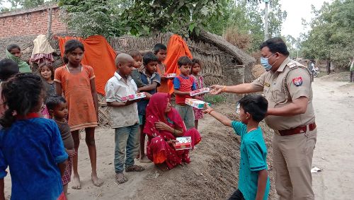 बेसहारा लोगों को बांटे 1000 लंच के पैकेट।
