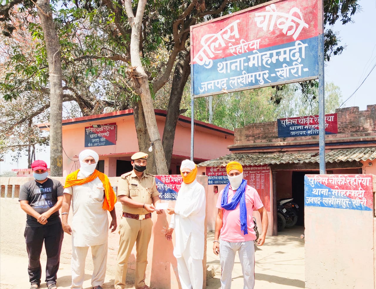 थाना प्रभारी मितौली अनिल कुमार सैनी ने थाना मितौली सीतापुर जनपद की सीमा स्थित मडिया पुलिस चौकी पर बैरियर लगाकर चौक की चेकिंग की जा रही है