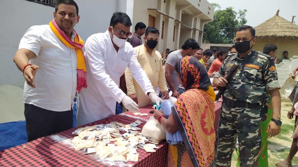 राजन तिवारी ने गरीबों व असहायों के बीच बाँटी राशन