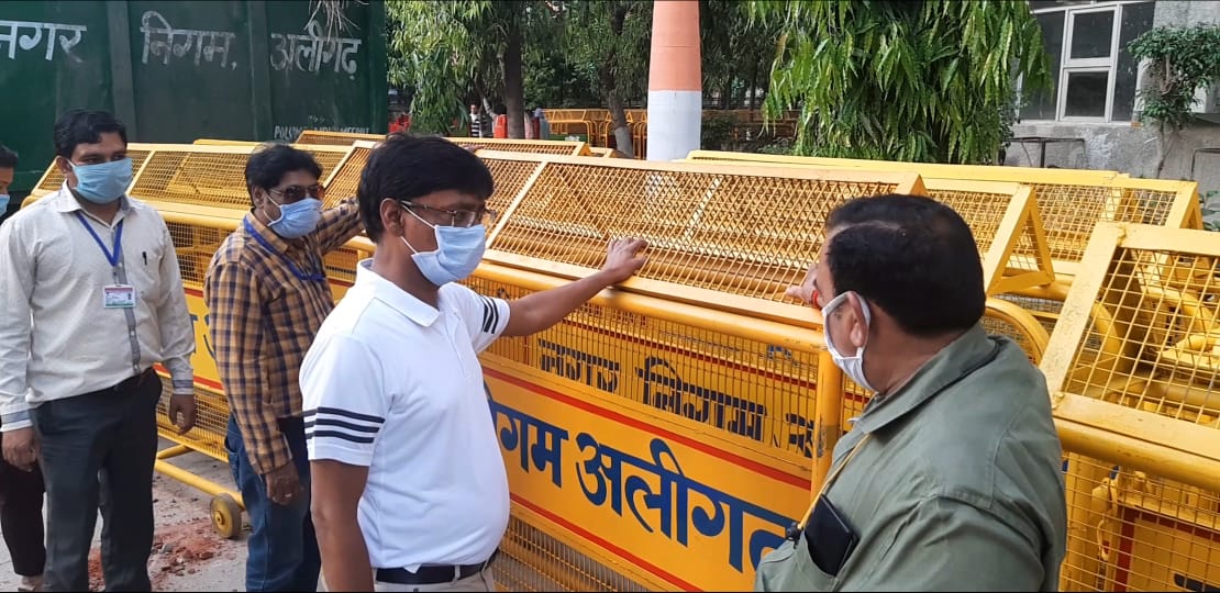 अलीगढ़ मोबाइल व फोल्डिंग बैरियर से हॉट स्पॉटों की गलियां लैस, बेवजह घूमोगे तो होगी कार्यवाही