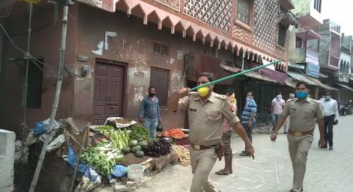 जनपद मे आठ करोना मरीजो की पुष्टि होने के बाद जरवल मे पुलिस प्रशासन ने कड़ा रुख अपनाया।