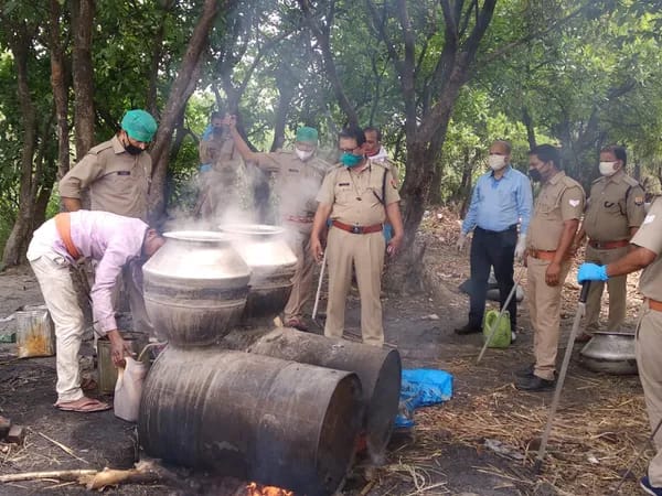 अवैध कच्ची शराब के विरोध अभियान के तहत चार भट्टी 500 लीटर अवैध कच्ची शराब बरामद आरोपी फरार