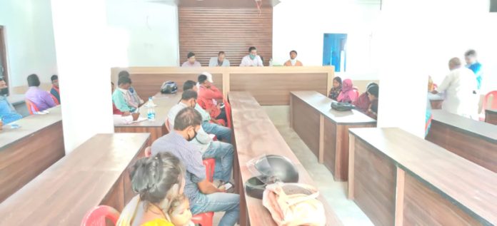 बेतिया : मझौलिया प्रखंड सभागार में पीडीएस दुकानदारों की बैठक ।।